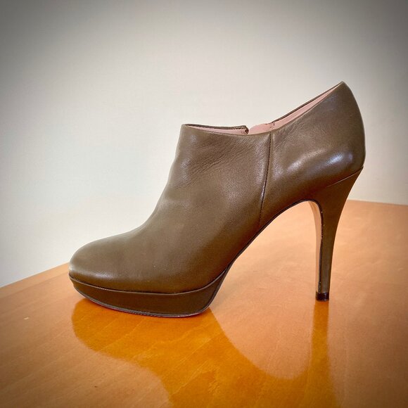 Vince Camuto "Elvin" Leather Platform Booties in Olive Drab Nappa, 6.5M - Picture 3 of 15